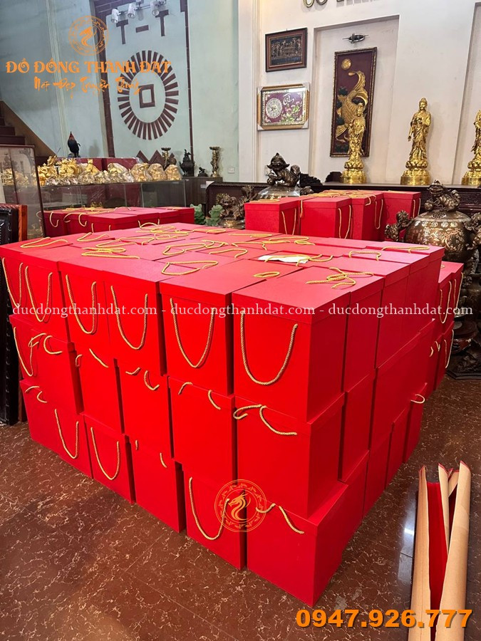 Vì sao tượng ngựa mạ vàng là quà tặng khai trương được ưa chuộng nhất hiện nay? 21 Hop Qua Tang Ngua Ma Vang (2)