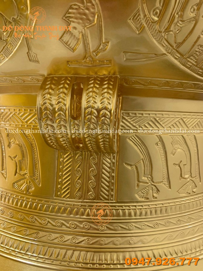 Quả Trống Đồng Dát Vàng 24K Vân Chìm ĐK 50cm 2 chi tiet quai trong dong dat vang 24k van chim 50cm sac net