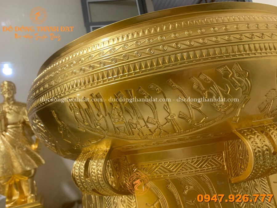 Quả Trống Đồng Dát Vàng 24K Vân Chìm ĐK 50cm 4 chi tiet hoa van trong dong dat vang 24k van chim 50cm