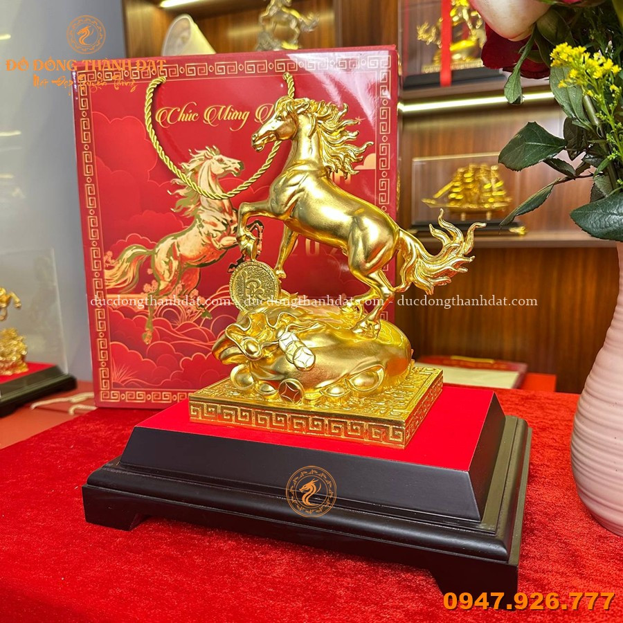 Mua quà tặng mạ vàng cao cấp ở đâu Hà Nội và TP. Hồ Chí Minh? 11 tuong ngua ma vang dat tren de go phong thuy dep