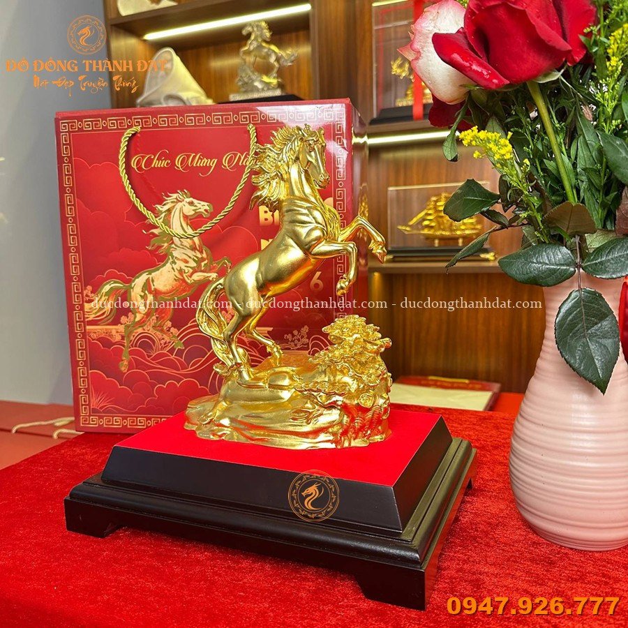 Tượng Ngựa Hợp Với Người Mệnh Nào? Cách Bày Trí Tượng Ngựa Đúng Phong Thủy 2026 3 tuong ngua ma vang 24k qua tang phong thuy cao cap