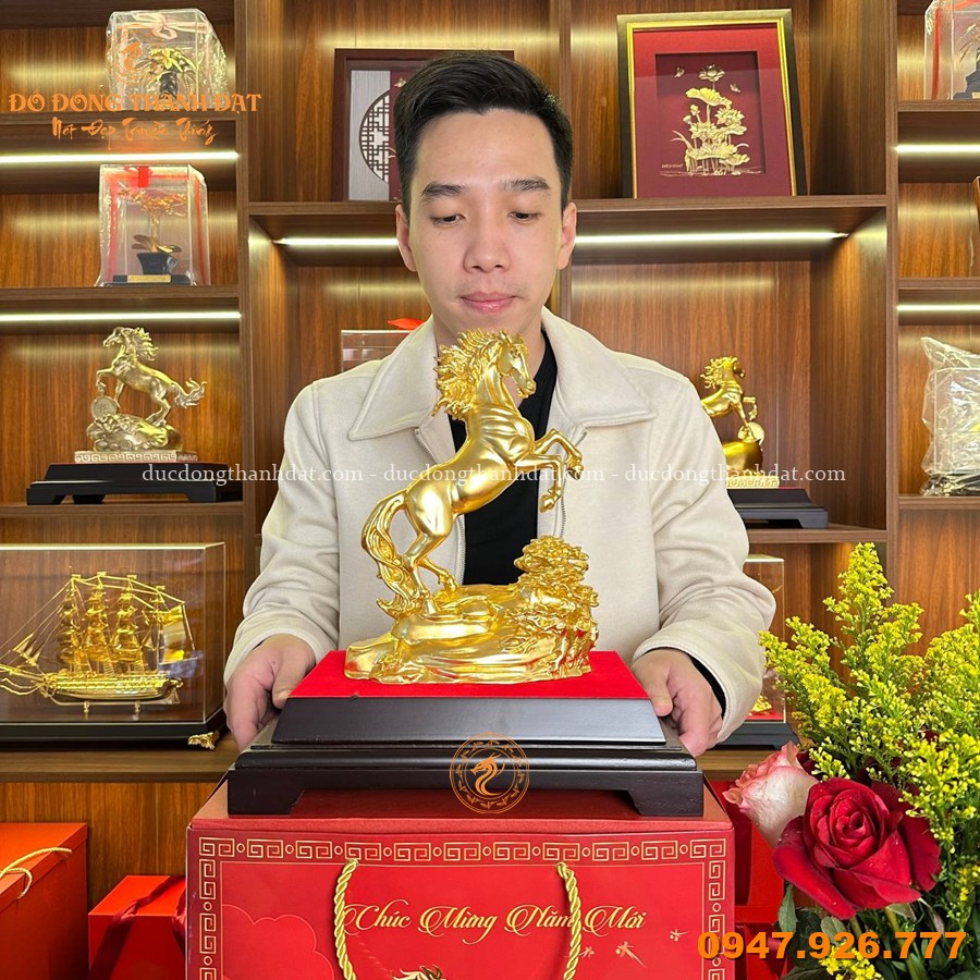 Những Mẫu Tượng Ngựa Mạ Vàng 24K Đẹp Nhất 2026 – Biểu Tượng Thành Công Và Tài Lộc 2 tuong ngua phong thuy ma vang 24k dat ban lam viec