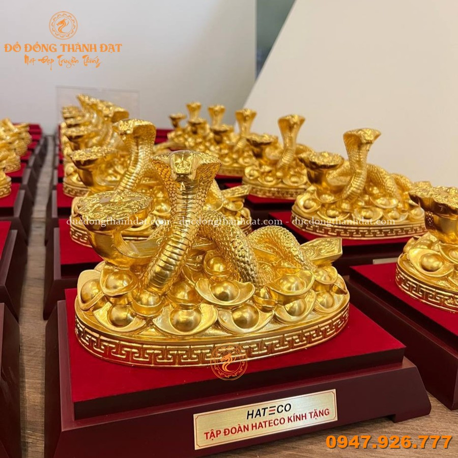 Bàn Giao 50 Tượng Rắn Tài Lộc Dát Vàng 9999 1 Tuong Ran Dat Vang 9999 Qua Tang (1)