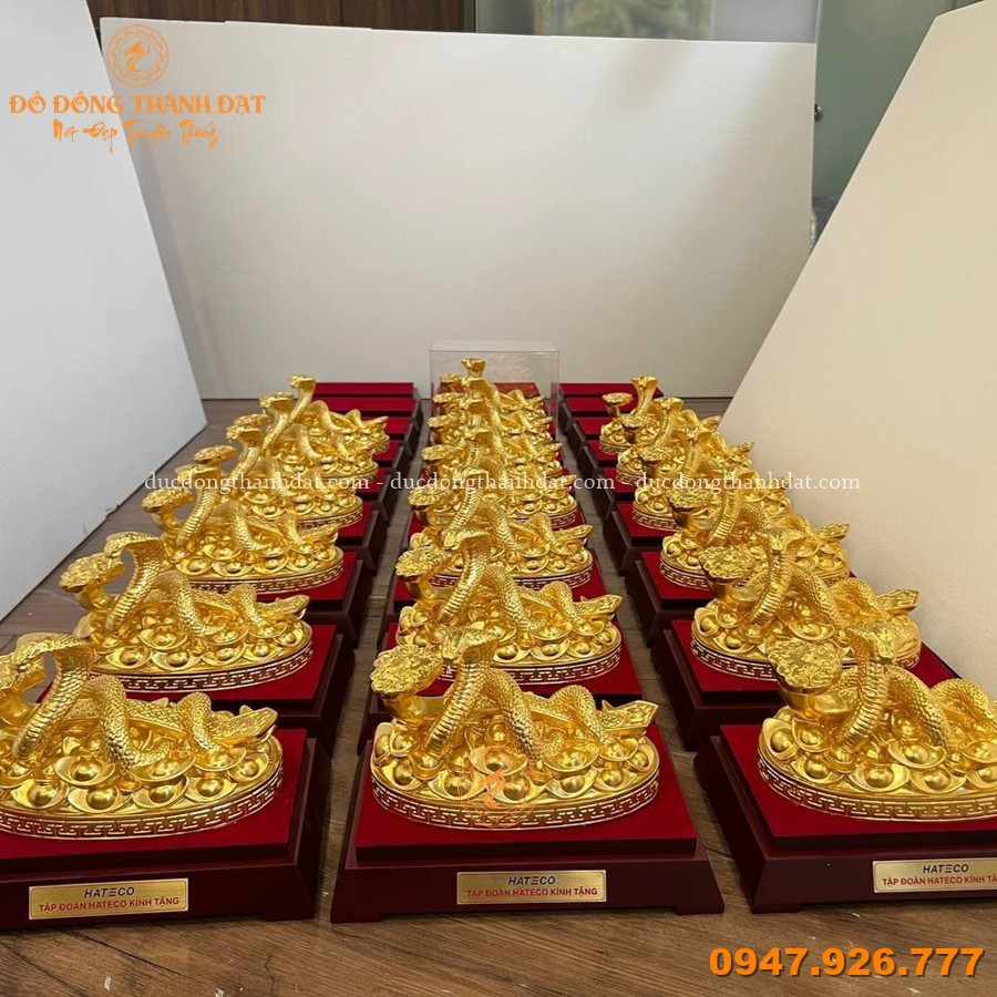 Bàn Giao 50 Tượng Rắn Tài Lộc Dát Vàng 9999 2 Tuong Ran Dat Vang 9999 Qua Tang (2)