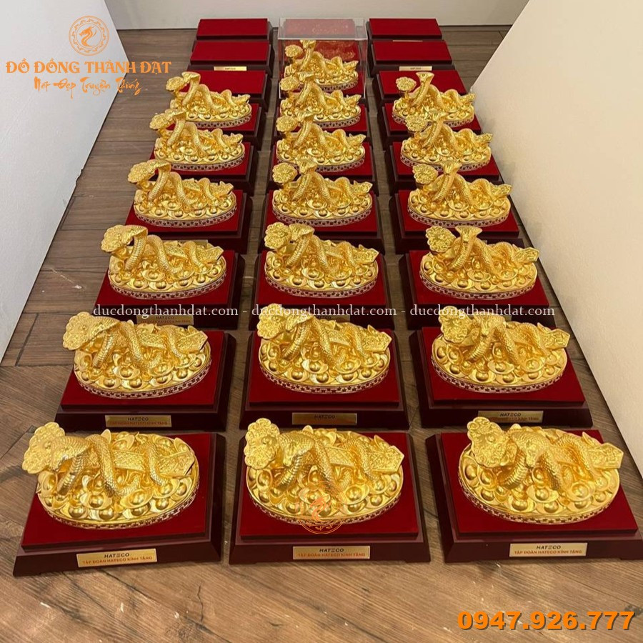 Bàn Giao 50 Tượng Rắn Tài Lộc Dát Vàng 9999 3 Tuong Ran Dat Vang 9999 Qua Tang (3)