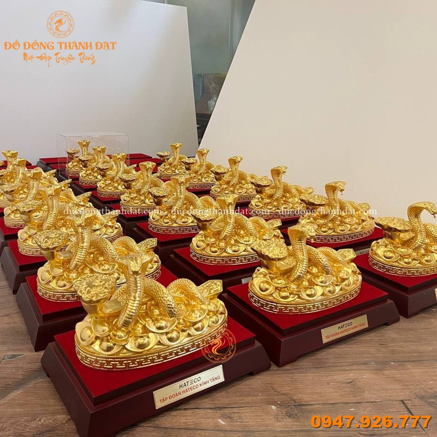 Bàn Giao 50 Tượng Rắn Tài Lộc Dát Vàng 9999 6 Tuong Ran Dat Vang 9999 Qua Tang (4)