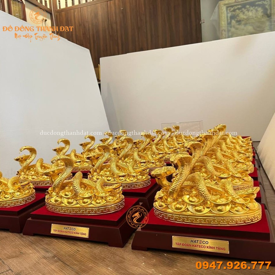 Bàn Giao 50 Tượng Rắn Tài Lộc Dát Vàng 9999 5 Tuong Ran Dat Vang 9999 Qua Tang (5)