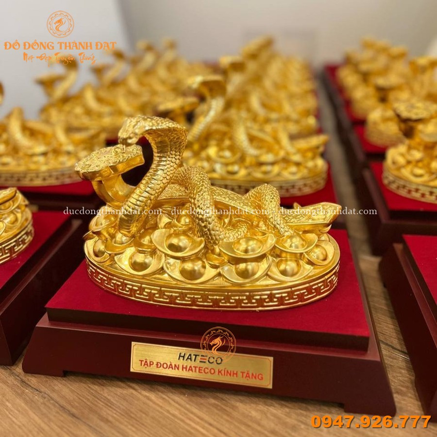 Bàn Giao 50 Tượng Rắn Tài Lộc Dát Vàng 9999 4 Tuong Ran Dat Vang 9999 Qua Tang (6)