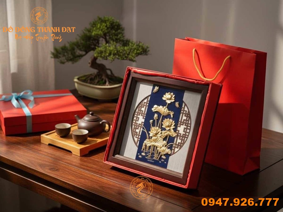 Quà Tặng Mạ Vàng Khai Trương - Nghệ Thuật Chọn Quà Đẳng Cấp Và Ý Nghĩa 8 Qua Tang Tranh Hoa Sen Ma Vang 24k (2)