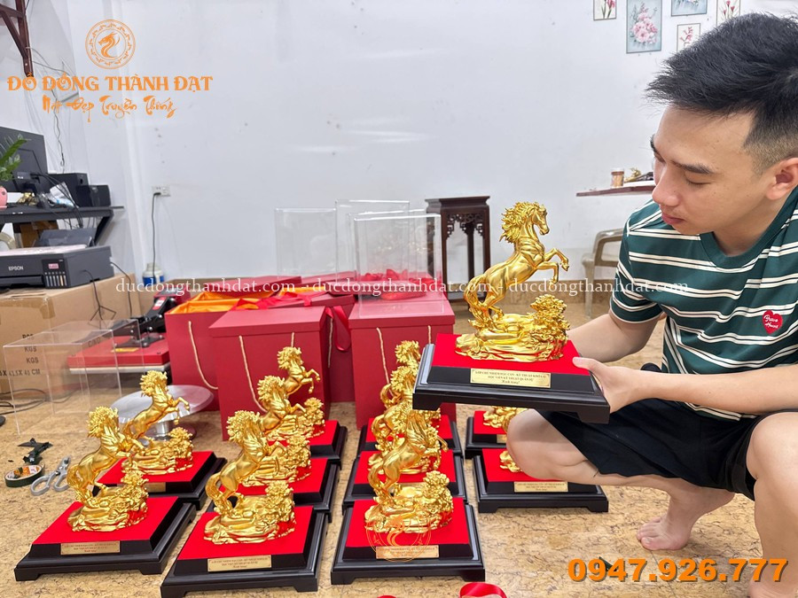 Tượng Ngựa Bằng Đồng Đặt Trên Bàn Làm Việc 19 Qua Tang Tuong Ngua Ma Vang 24k (3)