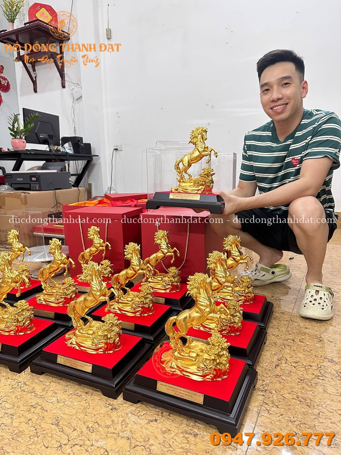 Tượng Ngựa Bằng Đồng Đặt Trên Bàn Làm Việc 22 Qua Tang Tuong Ngua Ma Vang 24k (4)