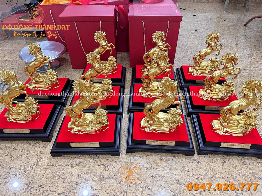 Tượng Ngựa Bằng Đồng Đặt Trên Bàn Làm Việc 20 Qua Tang Tuong Ngua Ma Vang 24k (5)