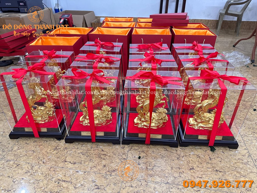 Vì sao tượng ngựa mạ vàng là quà tặng khai trương được ưa chuộng nhất hiện nay? 20 Qua Tang Tuong Ngua Ma Vang 24k (7)
