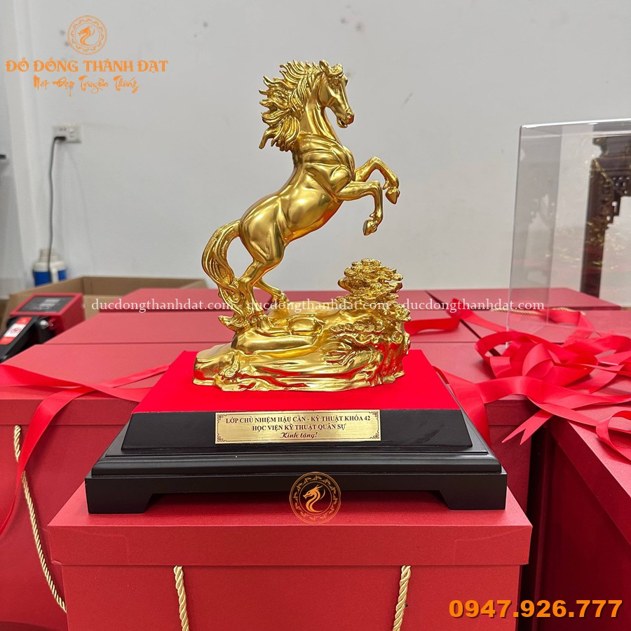 Tượng Ngựa Bằng Đồng Đặt Trên Bàn Làm Việc 2 Qua Tang Tuong Ngua Ma Vang 24k (8)