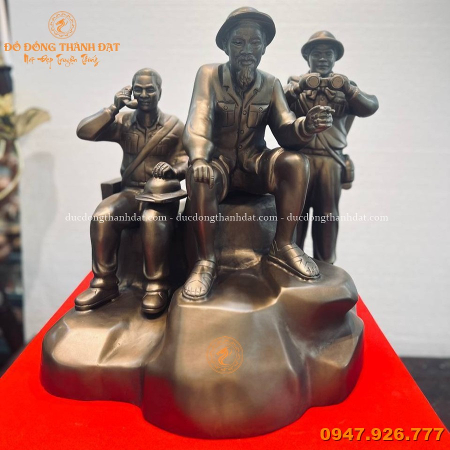 Tượng Bác Hồ Cùng Các Chiến Sĩ Tình Báo Bằng Đồng Cao 35cm 8 Tuong Bac Ho Cung Cac Chien Si Tinh Bao Bang Dong Mau Hun (1)