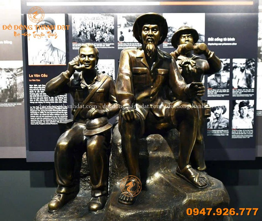 Tượng Bác Hồ Cùng Các Chiến Sĩ Tình Báo Bằng Đồng Cao 35cm 1 Tuong Bac Ho Cung Cac Chien Si Tinh Bao Bang Dong Trung Bay Bao Tang