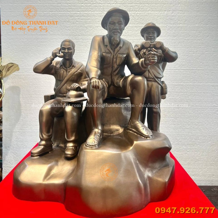 Tượng Bác Hồ Cùng Các Chiến Sĩ Tình Báo Bằng Đồng Cao 35cm 2 Tuong Bac Ho Cung Cac Chien Si Tinh Bao Bang Dong Mau Hun