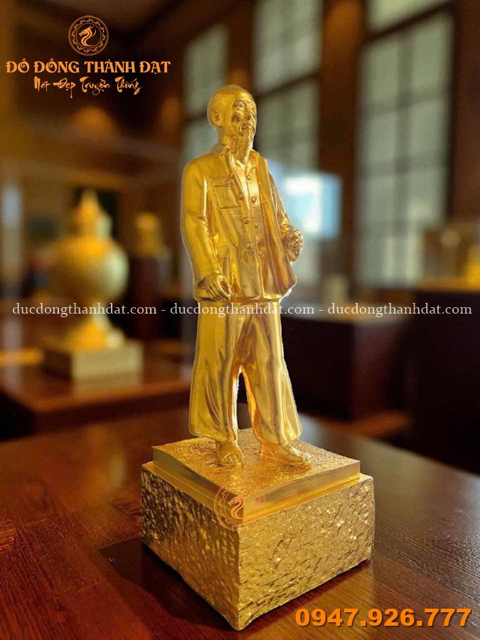 Top 10 quà tặng ngày 30/4 – 1/5 ý nghĩa, độc đáo và ấn tượng tặng sếp, lãnh đạo 4 Tuong Bac Ho Ve Que Dat Vang 9999 30cm (2)