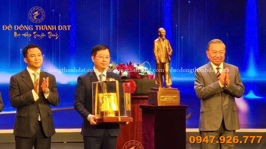 Tượng Bác Hồ Về Quê Dát Vàng 9999 Cao 30cm 2 Tuong Bac Ho Ve Que Dat Vang 9999 30cm (6)