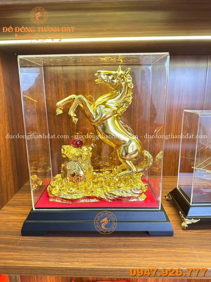 Vì sao tượng ngựa mạ vàng là quà tặng khai trương được ưa chuộng nhất hiện nay? 12 Tuong Ngua Bang Dong Phong Thuy 2026 (2)