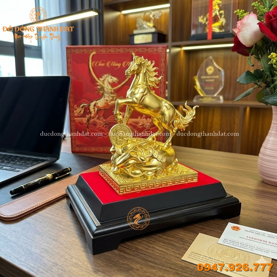 Vì sao tượng ngựa mạ vàng là quà tặng khai trương được ưa chuộng nhất hiện nay? 14 Tuong Ngua Ma Vang Bang Dong Qua Tang Cao Cap (1)