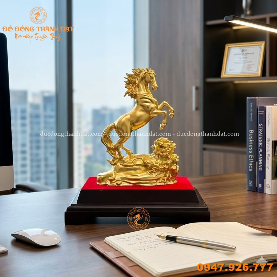 Tượng Ngựa Bằng Đồng Đặt Trên Bàn Làm Việc 1 Tuong Ngua Ma Vang Bang Dong Qua Tang Cao Cap (5)