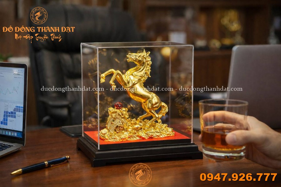 Vì sao tượng ngựa mạ vàng là quà tặng khai trương được ưa chuộng nhất hiện nay? 1 Tuong Ngua Ma Vang Bang Dong Qua Tang Cao Cap (6)