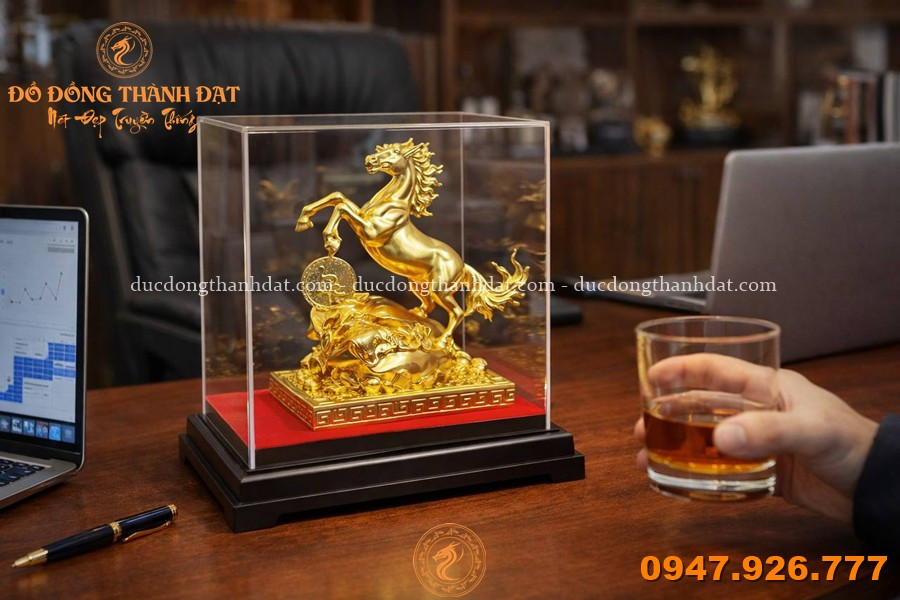 Vì sao tượng ngựa mạ vàng là quà tặng khai trương được ưa chuộng nhất hiện nay? 11 Tuong Ngua Ma Vang Bang Dong Qua Tang Cao Cap (9)