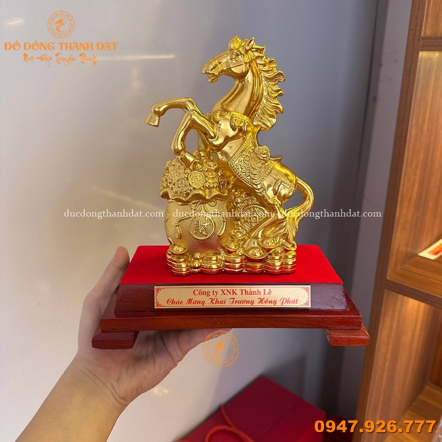 Vì sao tượng ngựa mạ vàng là quà tặng khai trương được ưa chuộng nhất hiện nay? 4 Tuong Ngua Tai Loc Ma Vang 10k Cao 18cm (2)