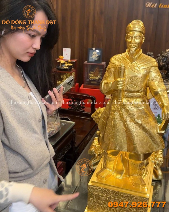 Vì Sao Tượng Trần Hưng Đạo Để Bàn Làm Việc Phù Hợp Với Lãnh Đạo? 12 Tuong Tran Hung Dao Dat Vang 24k Cao Cap (3)