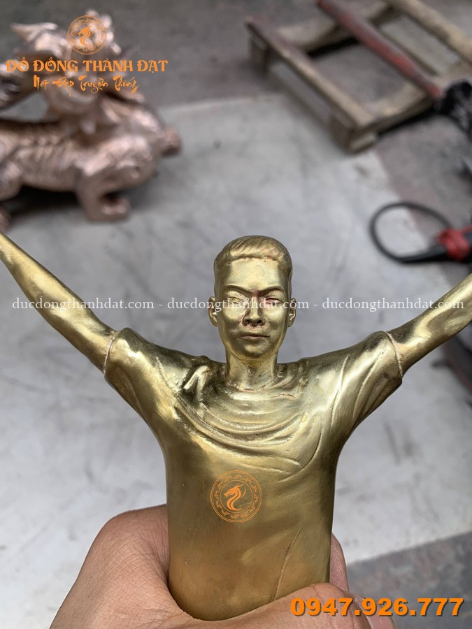 Đúc Tượng Người Theo Yêu Cầu - Tượng Cầu Thủ Đá Bóng Cao 27cm 3 Duc Tuong Nguoi Theo Yeu Cau (1)