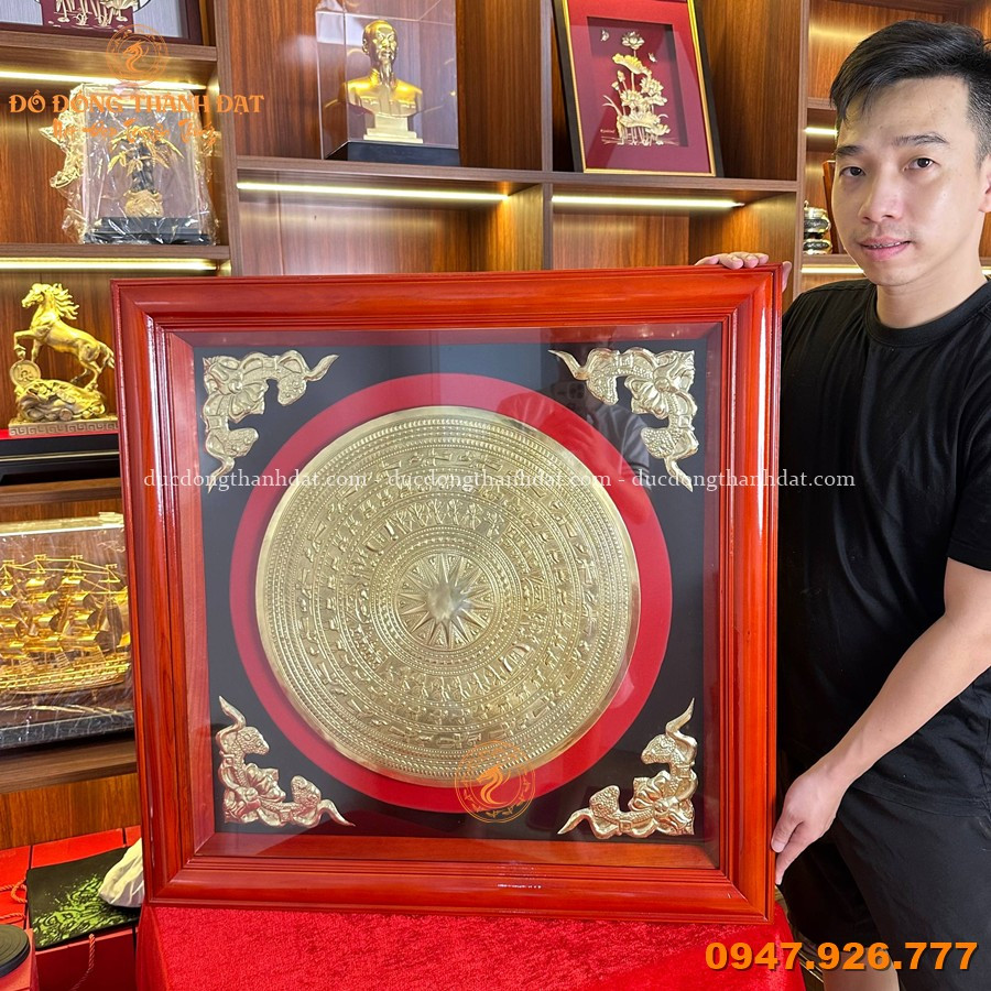 Tranh Mặt Trống Đồng Vàng Gò 50 khung 80cm 1 Tranh Trong Dong Vang 50cm Khung 80cm (2)