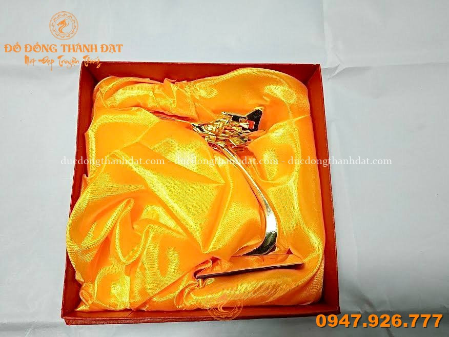 Mô Hình Thiết Bị, Vũ Khí Quân Sự Bằng Đồng Mạ Vàng – Quà Tặng Cao Cấp Mang Dấu Ấn Sức Mạnh Và Niềm Tự Hào Dân Tộc 3 Mo Hinh May Bay Chien Dau Su 30cm (1)