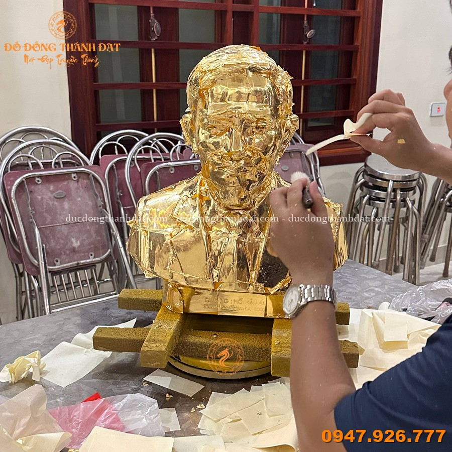 Quá Trình Dát Vàng 9999 Tượng Đồng Chân Dung Tại Nhà Khách Hàng Nghệ An 11 Qua Trinh Dat Vang Tuong Theo Yeu Cau Tai Nha (11)