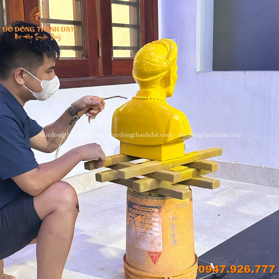 Quá Trình Dát Vàng 9999 Tượng Đồng Chân Dung Tại Nhà Khách Hàng Nghệ An 6 Qua Trinh Dat Vang Tuong Theo Yeu Cau Tai Nha (19)