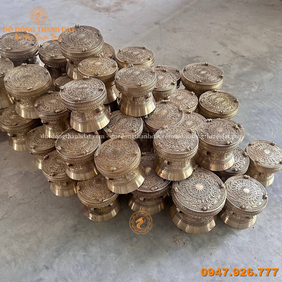Quả trống đồng lưu niệm mạ vàng – Trao một món quà, gửi một câu chuyện 7 Qua Trong Dong Luu Niem Phoi Moc