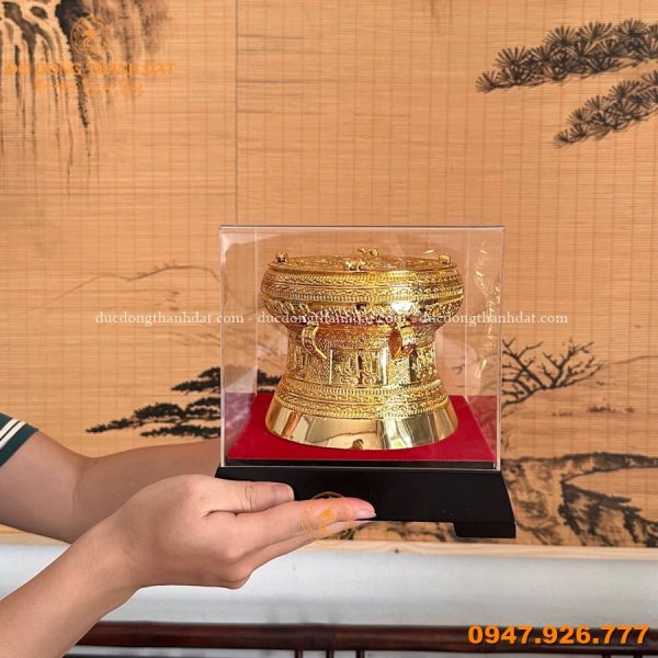 Qua Trong Dong Luu Niem Ma Vang 15cm (1)