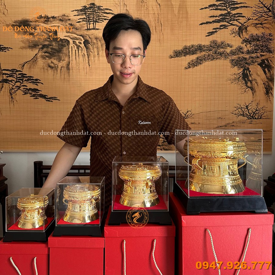 Quả trống đồng lưu niệm mạ vàng – Trao một món quà, gửi một câu chuyện 1 Qua Trong Dong Luu Niem Ma Vang (5)
