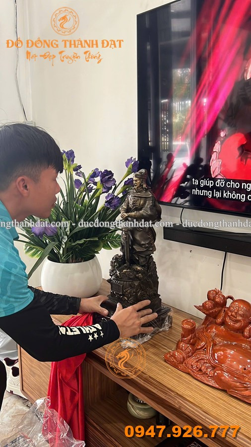 Tượng Đức Thánh Trần Bằng Đồng Đặt Bàn Làm Việc – 3 Mẫu Đẹp, Ý Nghĩa 12 Tuong Duc Thanh Tran Bang Dong Mau Hun Gia Co (8)