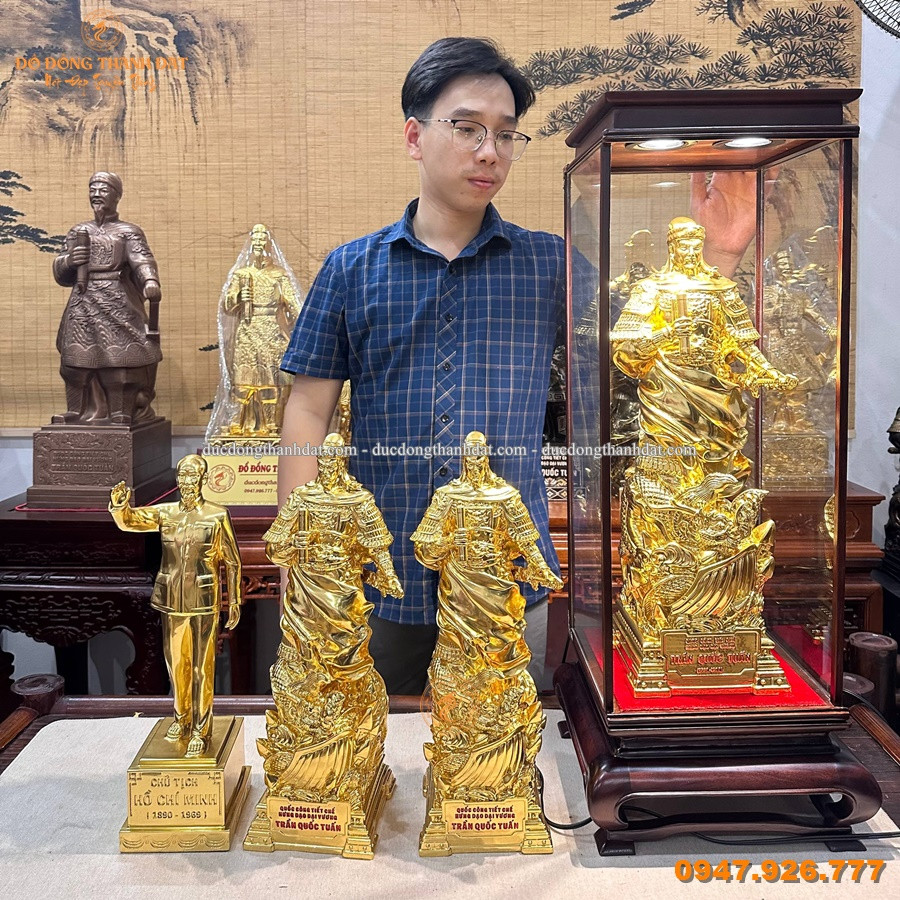 Vì Sao Tượng Trần Hưng Đạo Để Bàn Làm Việc Phù Hợp Với Lãnh Đạo? 6 Tuong Tran Hung Dao De Ban Ma Vang (2)