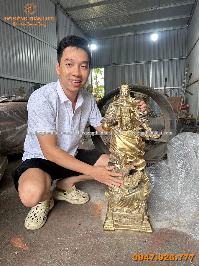 Vì Sao Tượng Trần Hưng Đạo Để Bàn Làm Việc Phù Hợp Với Lãnh Đạo? 9 Tuong Duc Thanh Tran Hung Dao Dong Vang Moc 68cm (1)